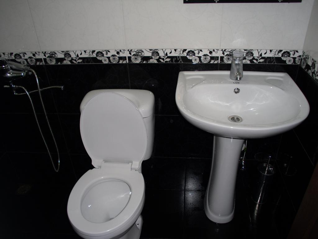 Suliko Guest House Batumi Bagian luar foto